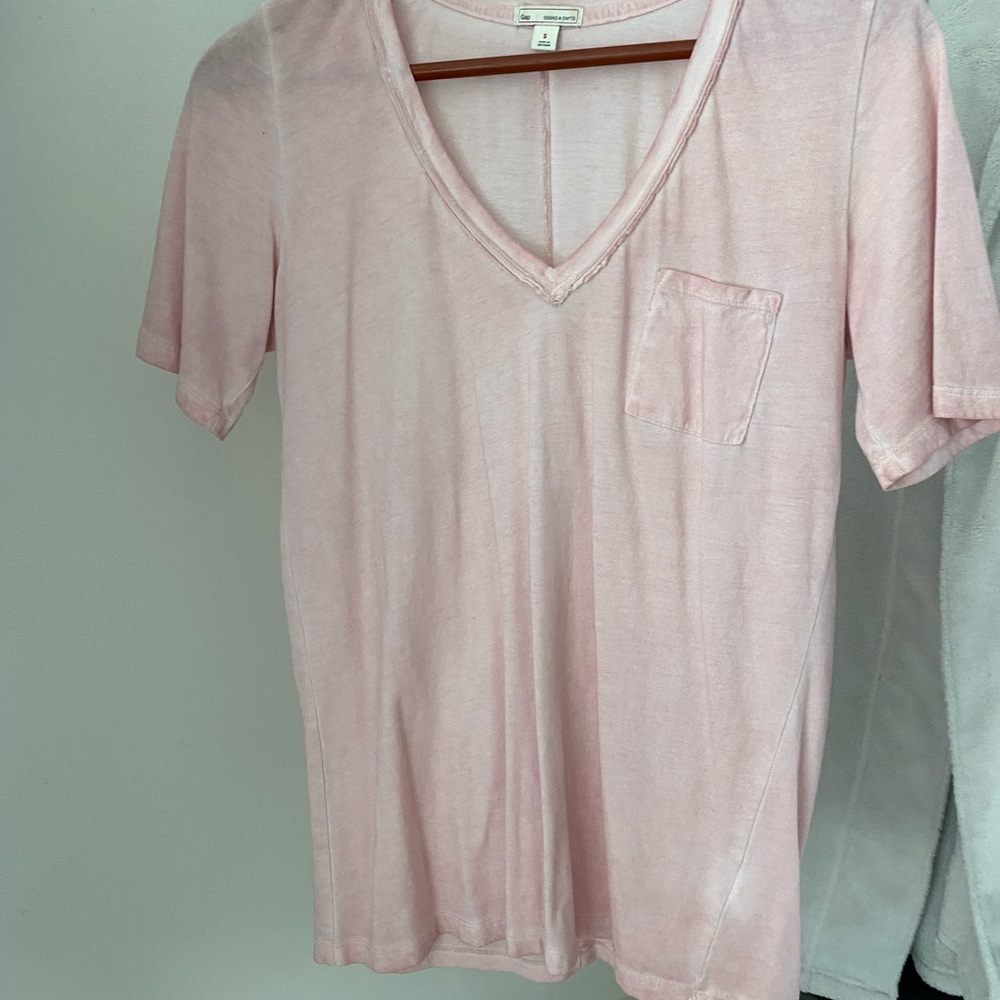 Like New, Gap v neck t shirt, cool light pink heathered material